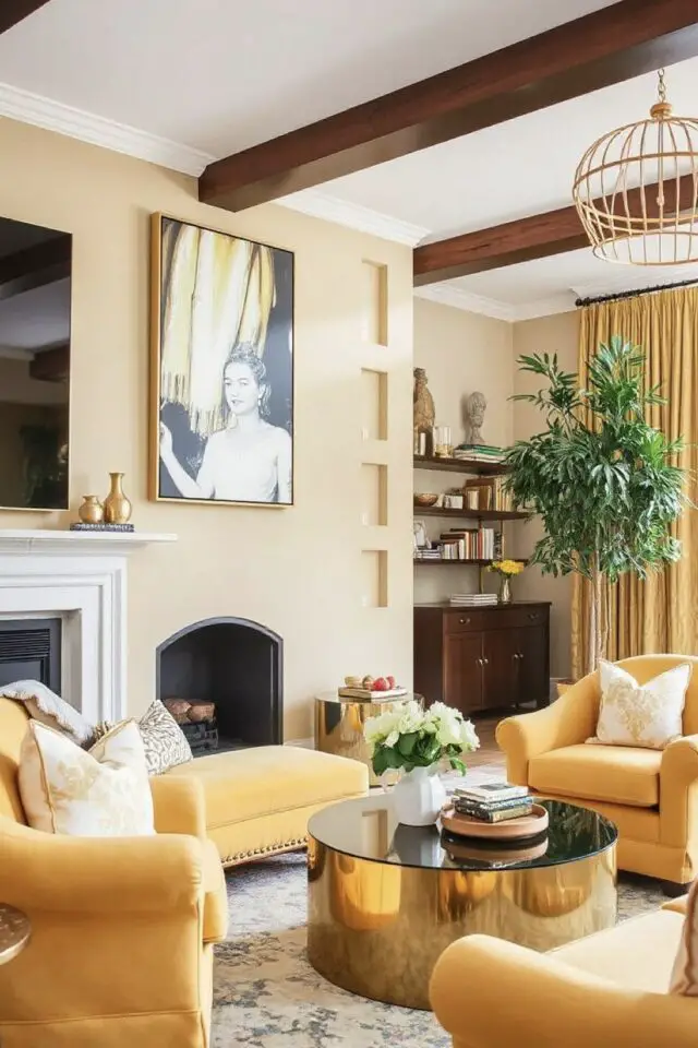 décoration intérieur couleur Butter Yellow salon traditionnel fauteuil et mur coloré deux nuance de jaune poutre en bois sombre décoration intérieur couleur Butter Yellow salon traditionnel fauteuil et mur coloré deux nuance de jaune poutre en bois sombre