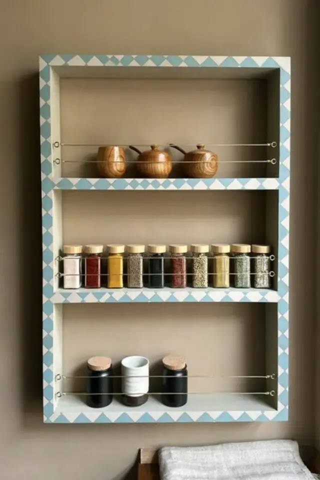 relooker étagère murale peinture triangle losange facile à faire vert et blanc idée décoration cuisine relooker étagère murale peinture triangle losange facile à faire vert et blanc idée décoration cuisine