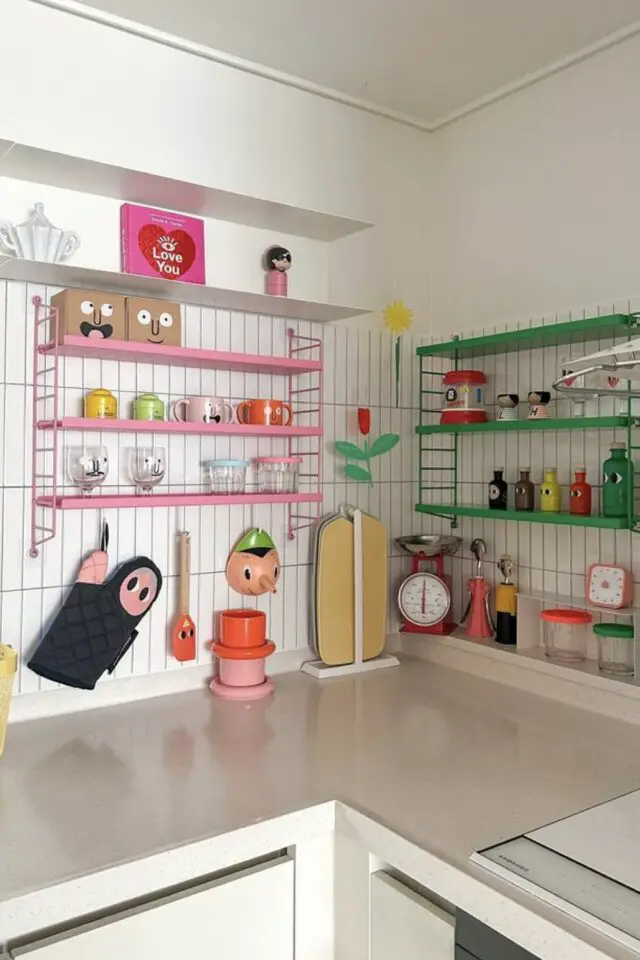 relooker étagère murale cuisine métal peinture à la bombe rose et vert idée moderne et colorée relooker étagère murale cuisine métal peinture à la bombe rose et vert idée moderne et colorée