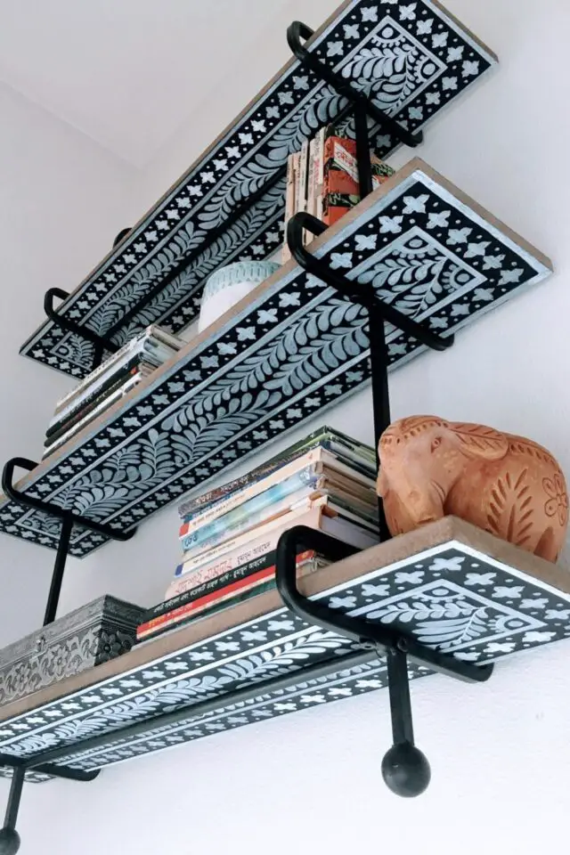 relooker étagère murale pochoir peinture dessous noir et blanc idée originale à faire soi-même relooker étagère murale pochoir peinture dessous noir et blanc idée originale à faire soi-même