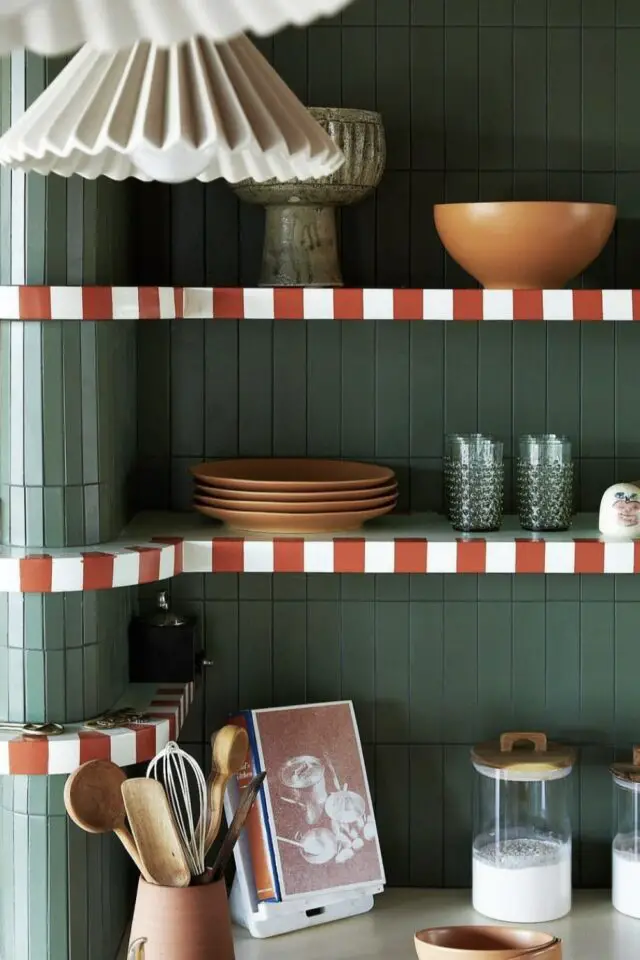 relooker étagère murale moderne rayure blanche et rouge facile à faire soi-même relooker étagère murale moderne rayure blanche et rouge facile à faire soi-même