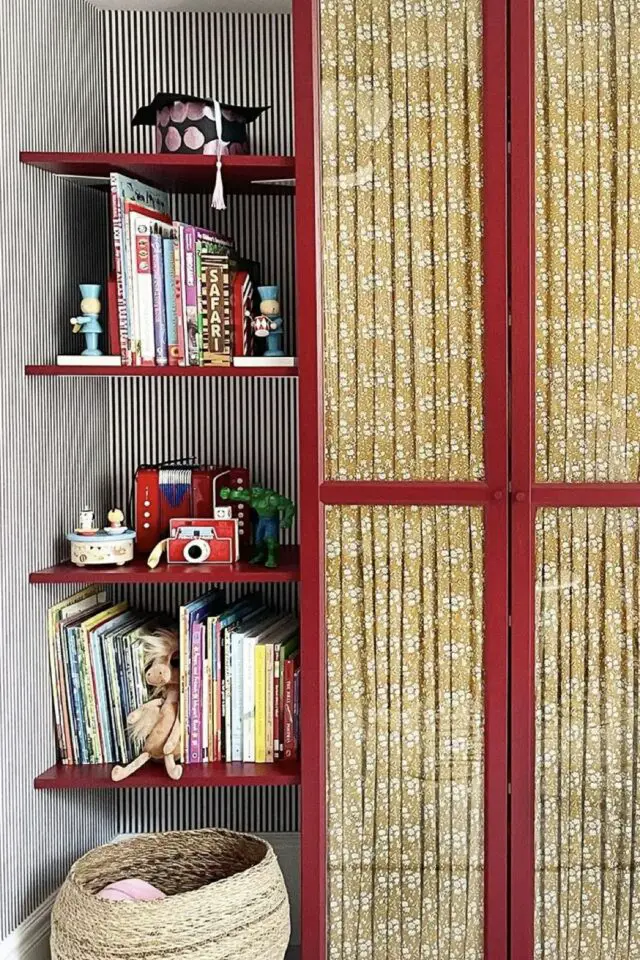 relooker étagère murale exemple à copier facile couleur rouge contraste papier peint noir et blanc rayé chambre d'enfant relooker étagère murale exemple à copier facile couleur rouge contraste papier peint noir et blanc rayé chambre d'enfant