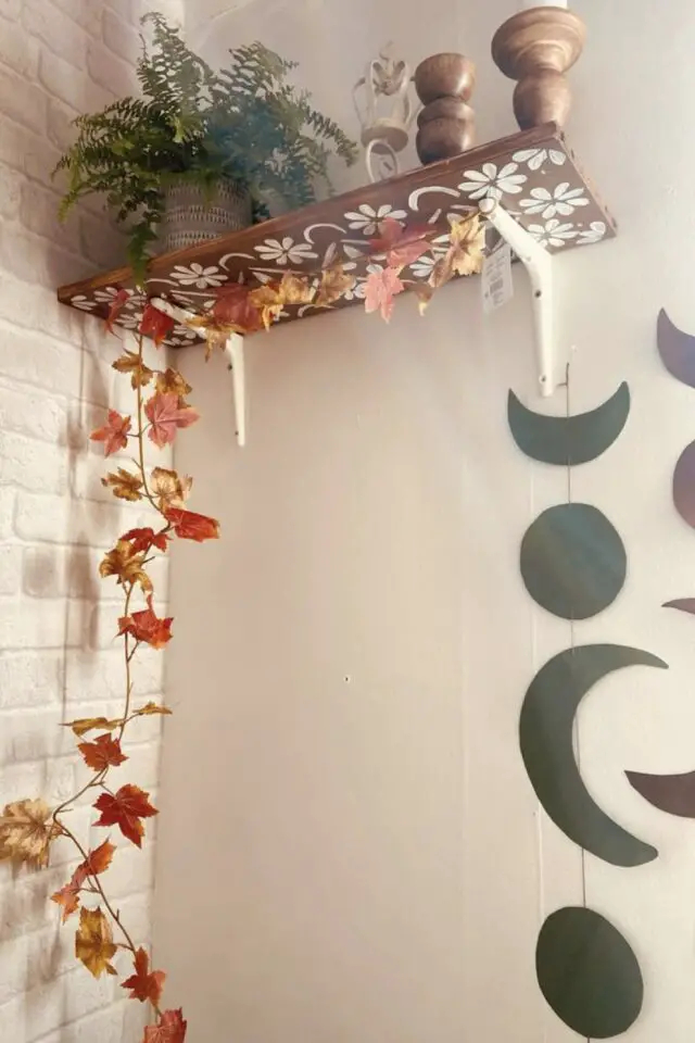 relooker étagère murale exemple à copier peinture dessous blanc motif floral idée à faire soi-même facile relooker étagère murale exemple à copier peinture dessous blanc motif floral idée à faire soi-même facile