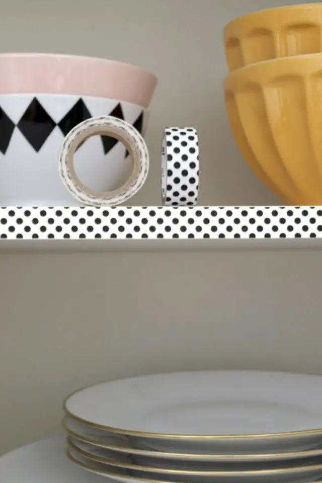 relooker étagère murale exemple à copier masking tape idée pas cher et facile rapide à mettre en oeuvre pois noir et blanc cuisine relooker étagère murale exemple à copier masking tape idée pas cher et facile rapide à mettre en oeuvre pois noir et blanc cuisine