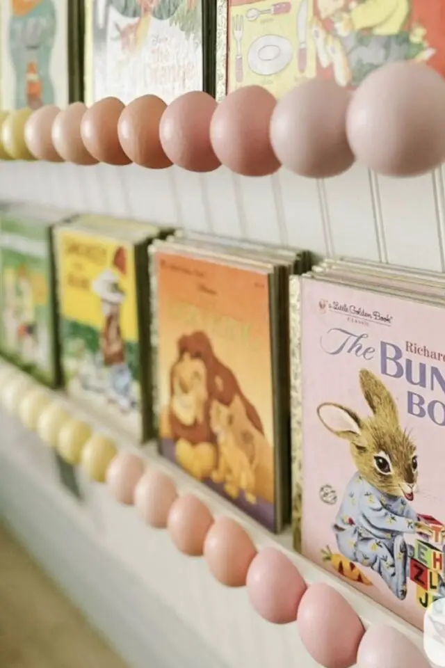 relooker étagère murale idée chambre enfant bibliothèque mur collage boule en bois peinte relooker étagère murale idée chambre enfant bibliothèque mur collage boule en bois peinte