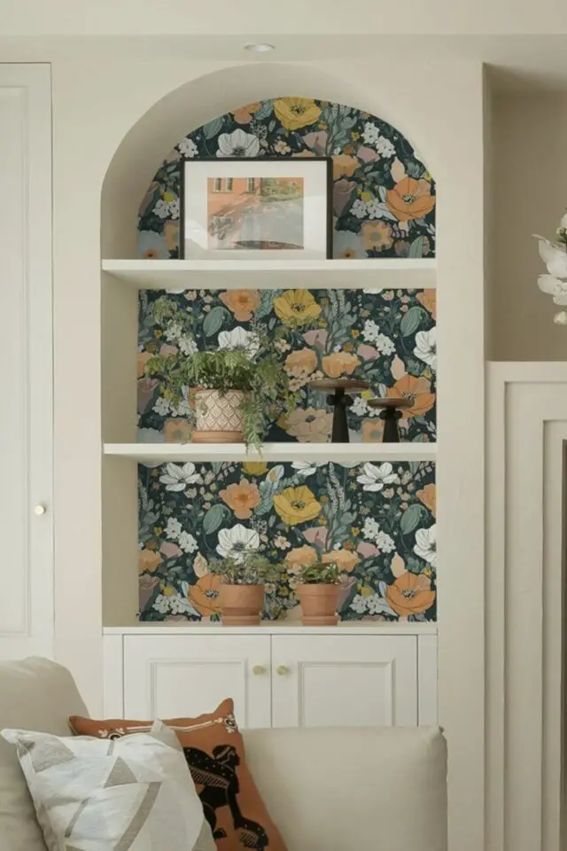 relooker étagère murale idée papier peint floral salon moderne chic couleur beige peinture niche relooker étagère murale idée papier peint floral salon moderne chic couleur beige peinture niche