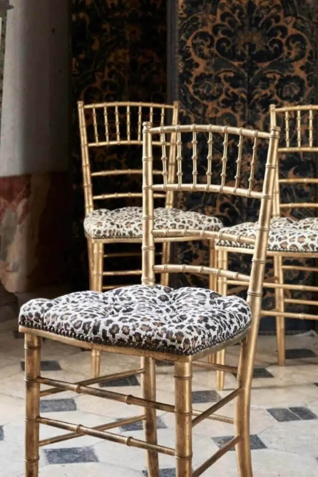 relooking chaise tissu léopard assise modèle moderne structure peinte couleur or idée déco originale 