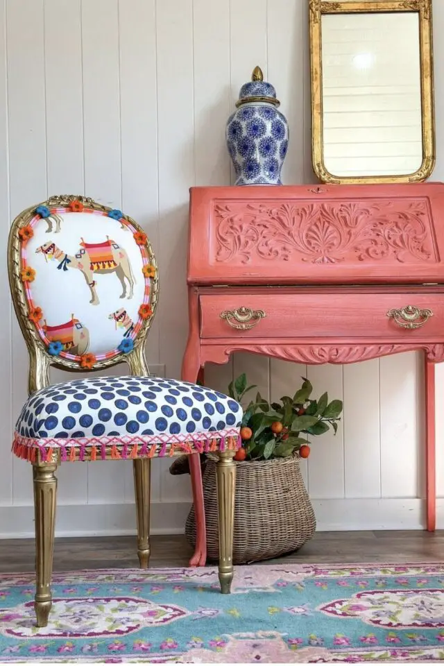 relooking chaise tissu assise blanche à pois bleu dossier dromadaire idée originale décor éclectique 