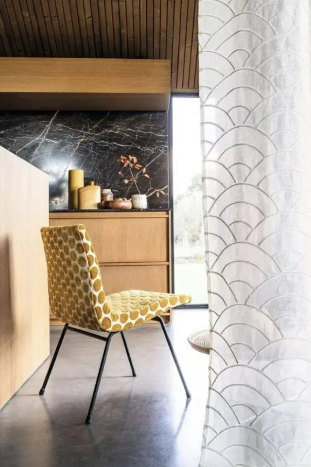 relooking chaise tissu original look vintage pois jaune en velours salle à manger élégante 