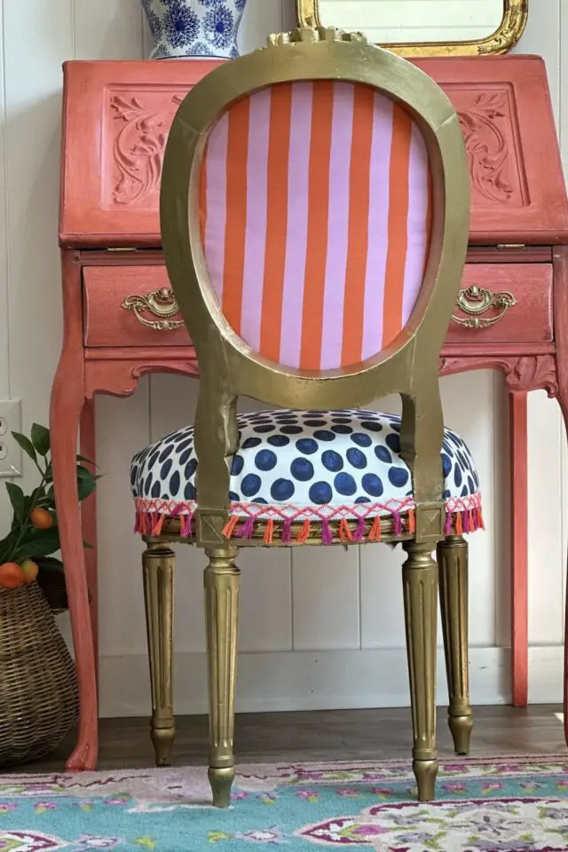 relooking chaise tissu original association motif éclectique pois bleu et rayures roses et rouge 