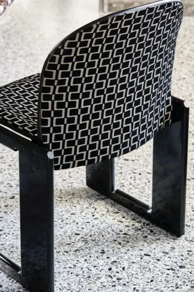 relooking chaise tissu original motif graphique noir et blanc mettre en valeur la structure de la chaise style vintage design 