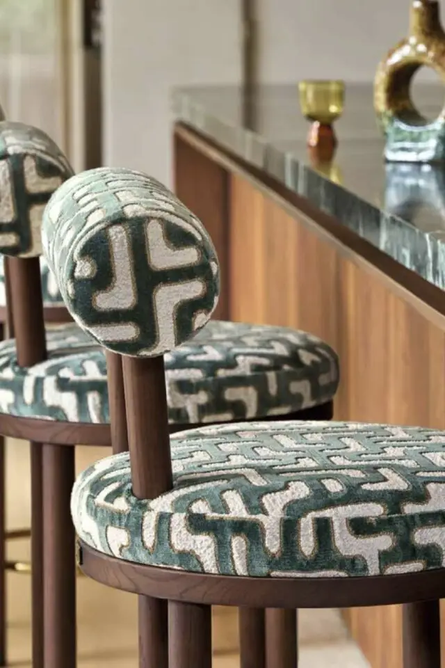 relooking chaise tissu exemple tabouret bar cuisine salle à manger bois et motif vert et écru chic et élégant 