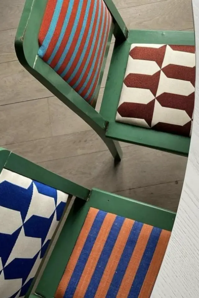 relooking chaise tissu exemple mix and match motif couleur assise et dossier design moderne structure peinte en vert 