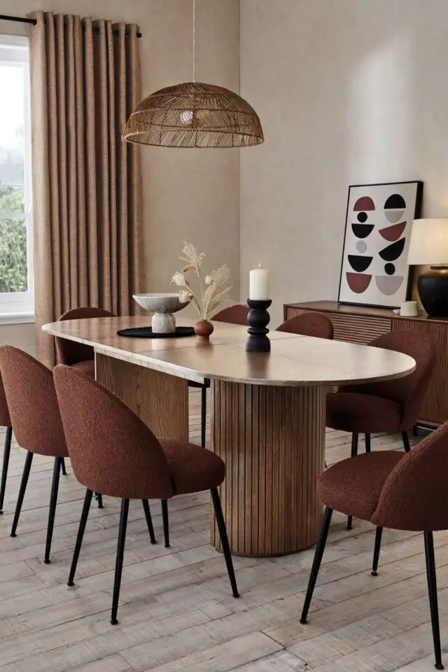 salle à manger en bois couleur neutre chic et moderne peinture écru chaise brune rideau beige 