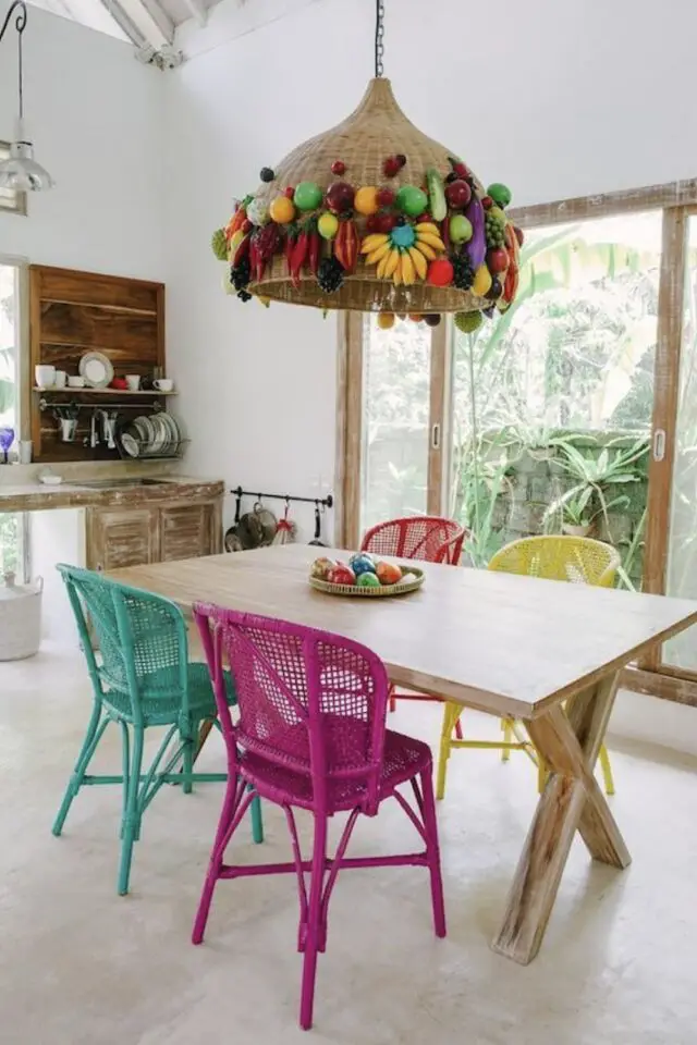 salle à manger en bois couleur touche de couleurs vives chaises dépareillées jaune orange fuchsia vert 