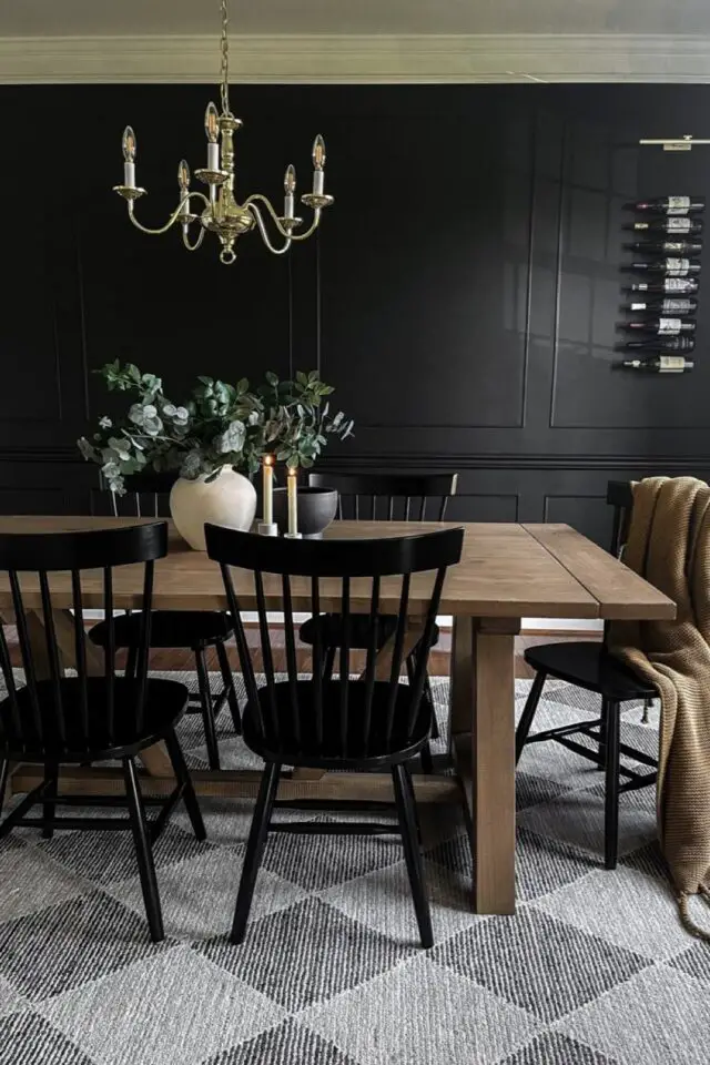 salle à manger en bois couleur sourde ambiance intime et élégante mur peinture gris anthracite 