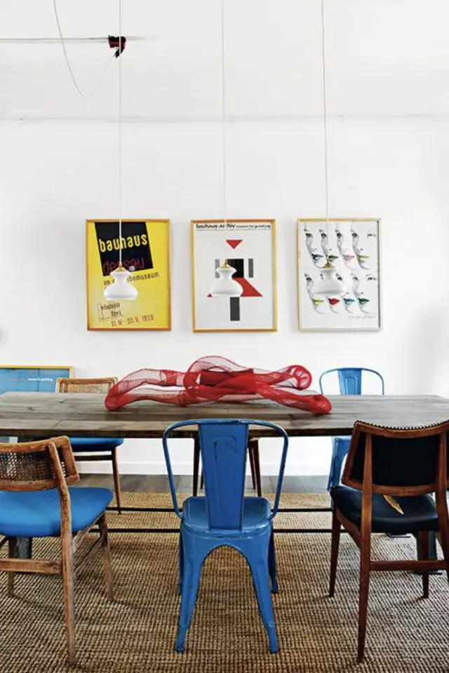 salle à manger en bois déco chaises dépareillées vintage bleues idées originale autour d'une table rectangulaire en bois 