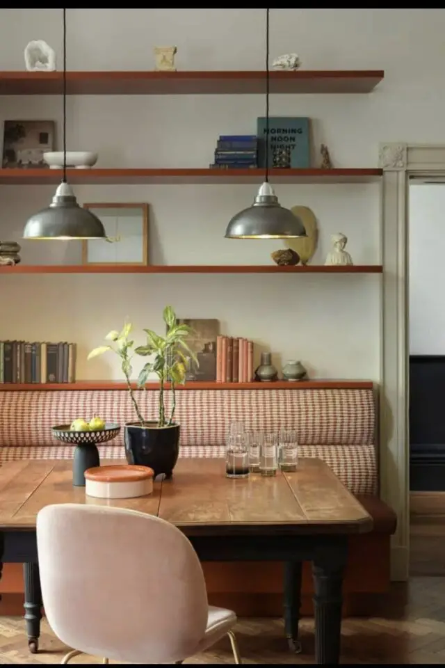 salle à manger en bois déco chaises banquette capitonné gain de place table ancienne étagère murales 