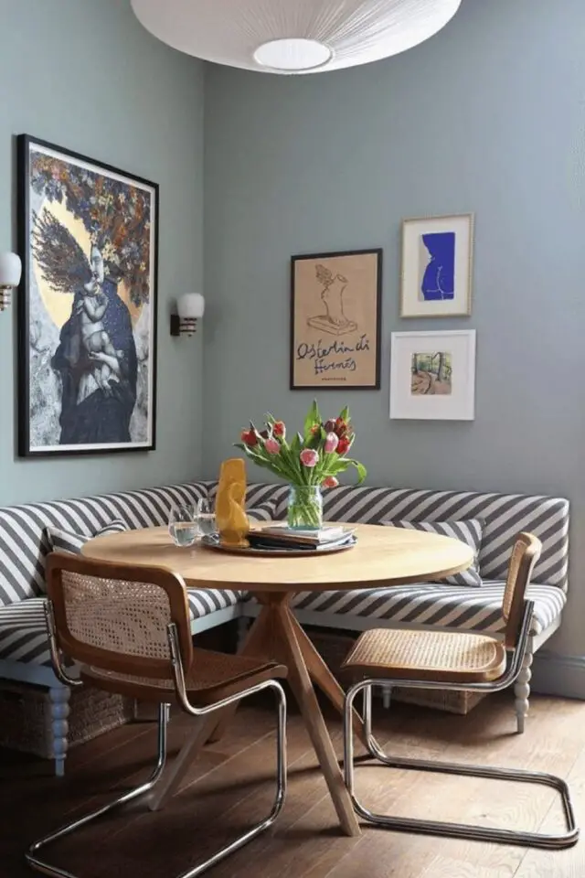 salle à manger en bois décoration chaleureuse textile déco banquette rayée noir et blanche coin repas 