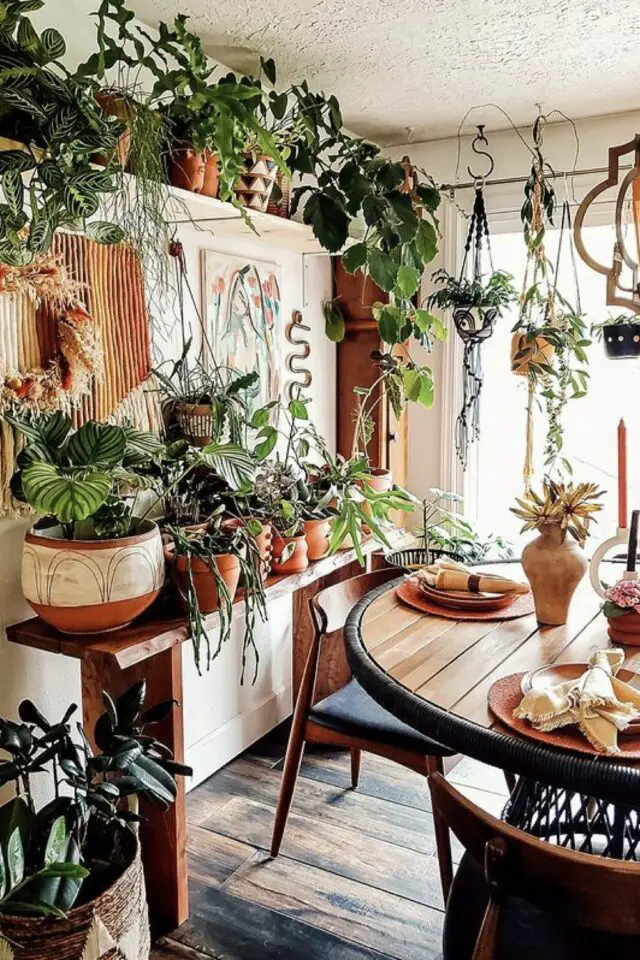salle à manger en bois décoration chaleureuse plantes vertes étagères murales suspendues au plafond posées sur une console 
