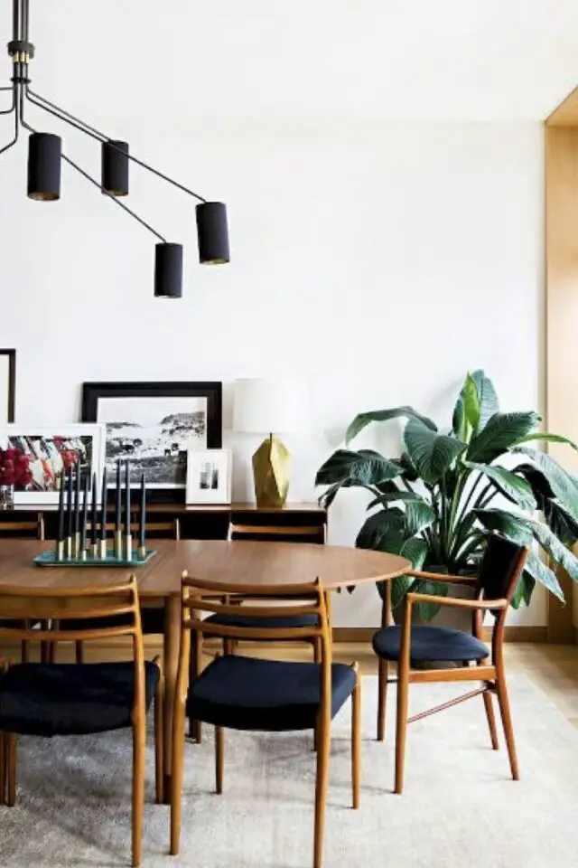 salle à manger bois style déco vintage mid century moderne années 50 plantes vertes mur peinture blanche tapis gris élégant 