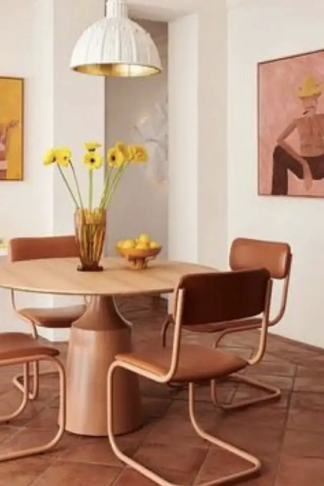 salle à manger bois tendance moderne chic décoration épurée et élégante chaise en cuir table ronde piètement central original 