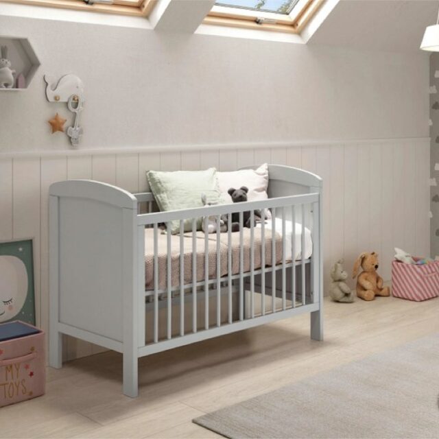 Lit bébé 60x120 cm vendu avec sommier