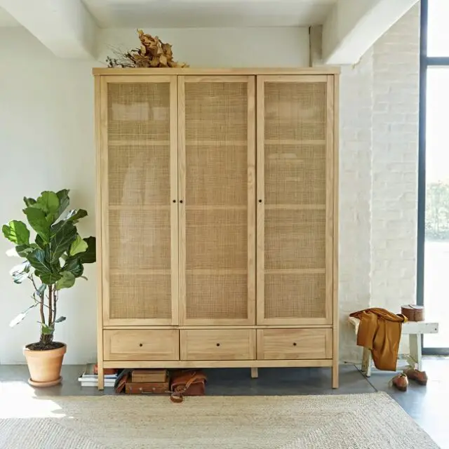 Armoire 3 portes pin massif et cannage