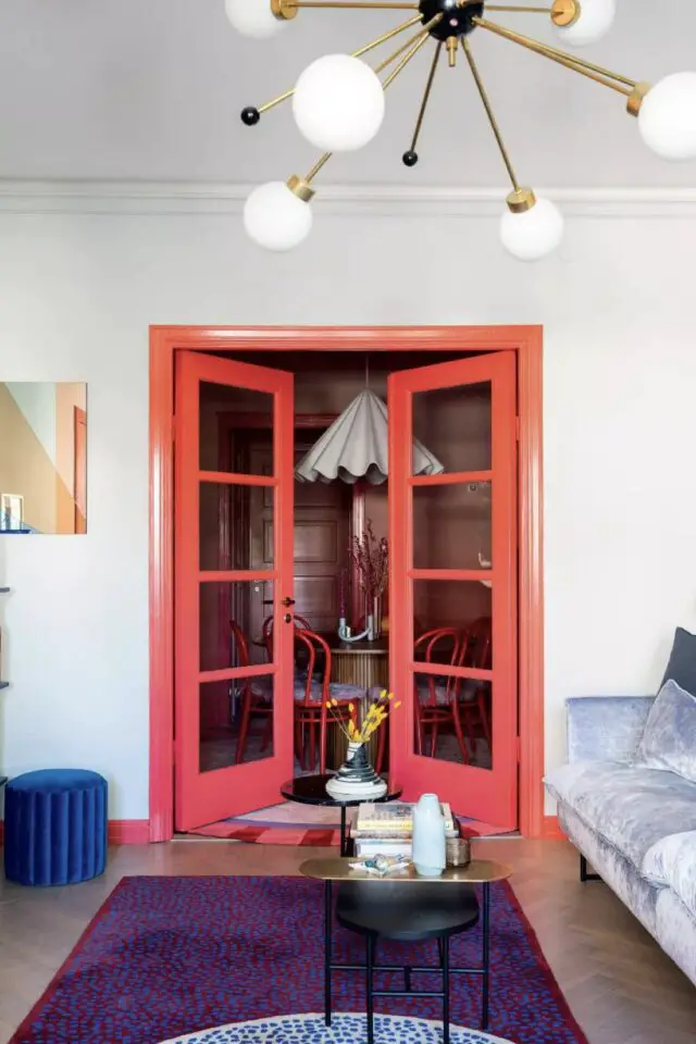 tendances déco salon 2026 peinture porte intérieure vitrée plinthe orange idée originale tendances déco salon 2026 peinture porte intérieure vitrée plinthe orange idée originale
