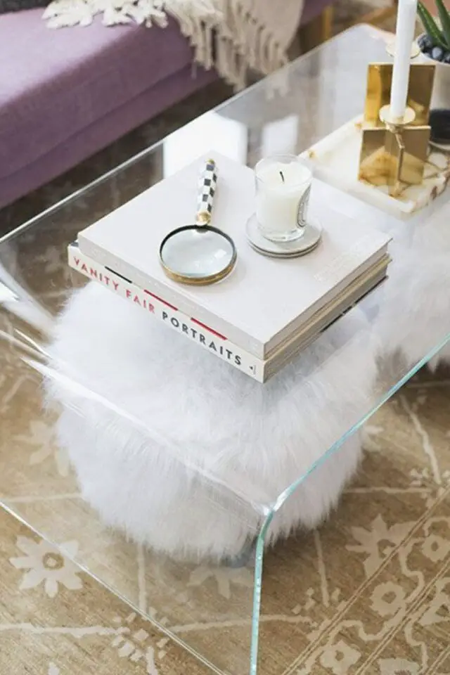 tendances salon 2026 fausse fourrure blanche pouf table basse transparente tendances salon 2026 fausse fourrure blanche pouf table basse transparente
