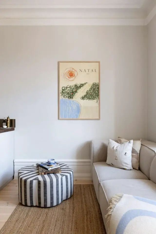 tendances salon 2026 couleur de l'année pantone blanc gris canapé peinture mur pouf rayé tendances salon 2026 couleur de l'année pantone blanc gris canapé peinture mur pouf rayé