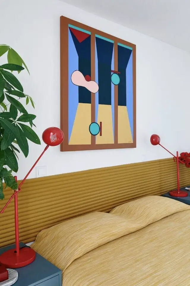 tête de lit originale peinture bricolage moderne couleur jaune moutarde texture cannelée lampe de chevet rouge tête de lit originale peinture bricolage moderne couleur jaune moutarde texture cannelée lampe de chevet rouge