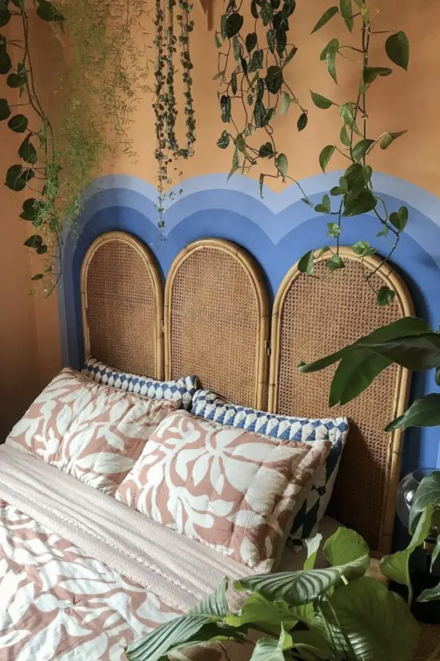 tête de lit originale peinture mix avec cannage suivre la forme du meuble contraste jaune mur et plusieurs nuances de bleu tête de lit originale peinture mix avec cannage suivre la forme du meuble contraste jaune mur et plusieurs nuances de bleu