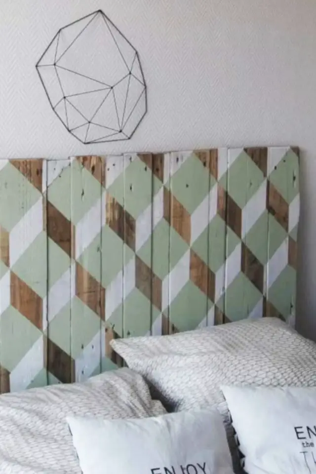 tête de lit originale peinture à faire soi-même relooking palette motif géométrique vert blanc et bois tête de lit originale peinture à faire soi-même relooking palette motif géométrique vert blanc et bois