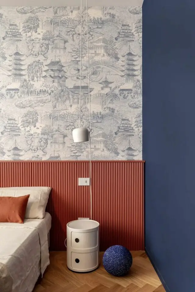 tête de lit originale peinture idée à copier texture moderne cannelé avec papier peint couleur bleu et terracotta tête de lit originale peinture idée à copier texture moderne cannelé avec papier peint couleur bleu et terracotta