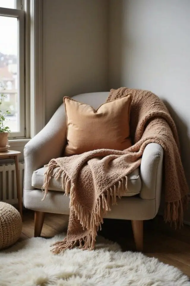 accessoires déco salon automne petit fauteuil angle de la pièce plaid couleur douces et douillettes accessoires déco salon automne petit fauteuil angle de la pièce plaid couleur douces et douillettes