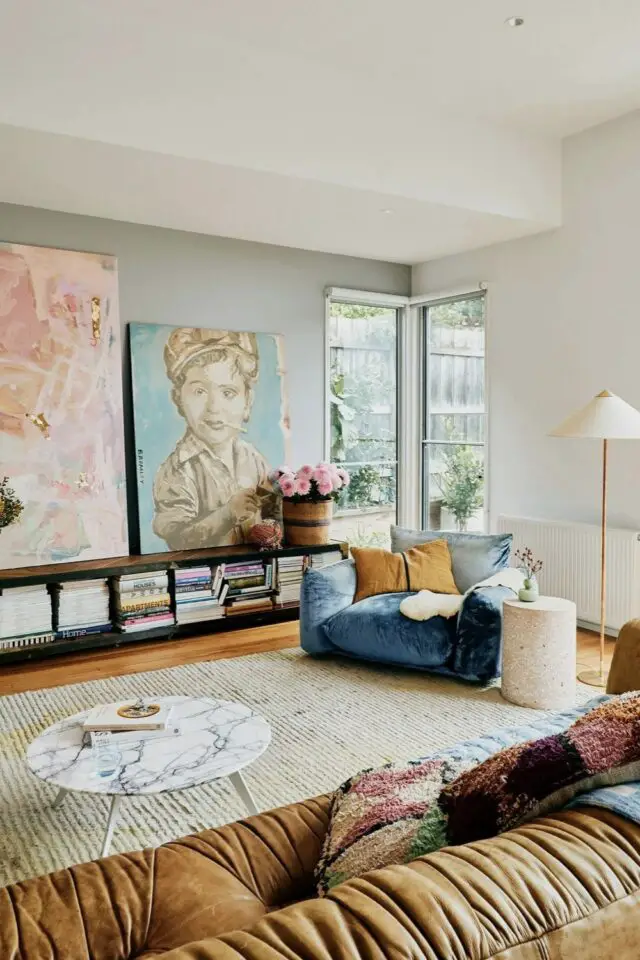 astuces pour sublimer la déco du salon fauteuil moderne en velours bleu 