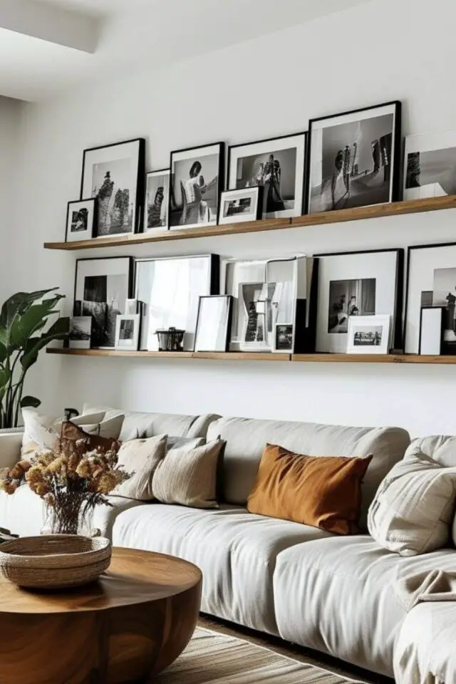 astuces pour sublimer la déco du salon décoration murale photo de famille sur fine étagère 