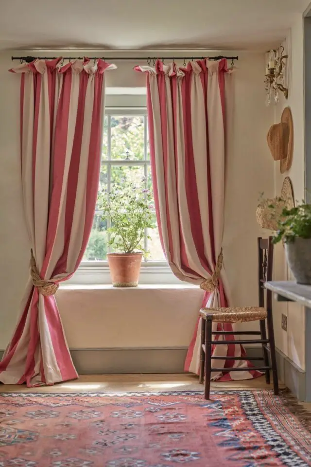 astuces pour sublimer la déco du salon changer rideaux modèle à grosses rayures 