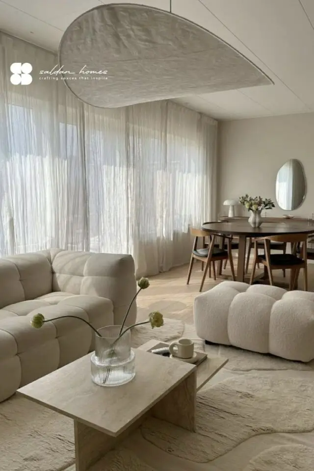 camaïeu beige décoration salon salle à manger ouverte ambiance moderne canapé confortable tapis relief mobilier en bois luminaire design 