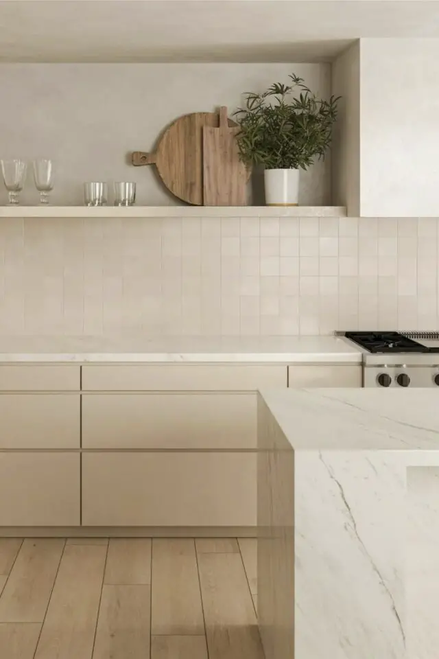camaïeu beige décoration cuisine moderne et chic crédence zellige écru plan de travail marbre meuble façade beige 