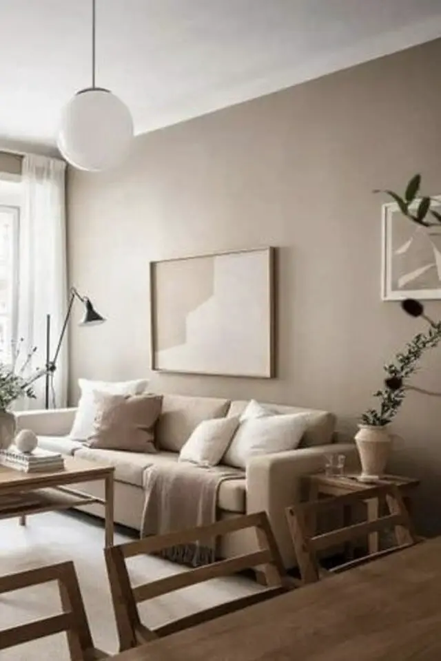 camaïeu beige décoration salon peinture mur canapé ton sur ton déco mur tableau abstrait liseuse noir lampadaire meuble en bois 