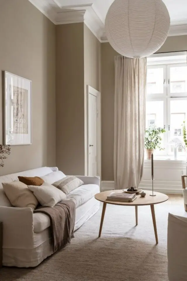 camaïeu beige décoration salon lumineux et chaleureux dégradé chic canapé blanc coussin écru marron table basse en bois 