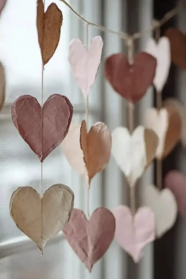 déco chambre romantique Saint Valentin exemple guirlande déco fenêtre papier coeur à faire soi-même 