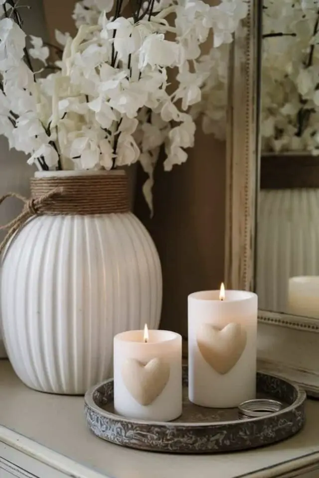 déco chambre romantique Saint Valentin décoration commode bouquet de fleurs plateau marbre et bougie coeur blanc et beige idée surprise pas cher 