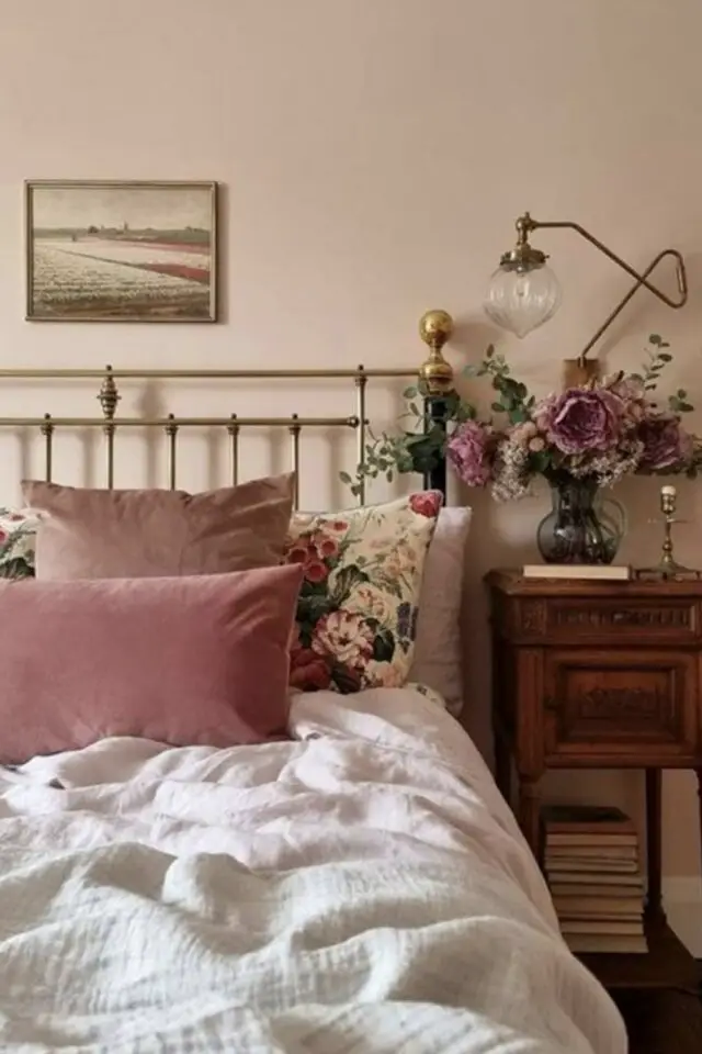 déco chambre romantique Saint Valentin chambre d'hôtel bouquet couleur élégant chic housse coussin rose en velours 