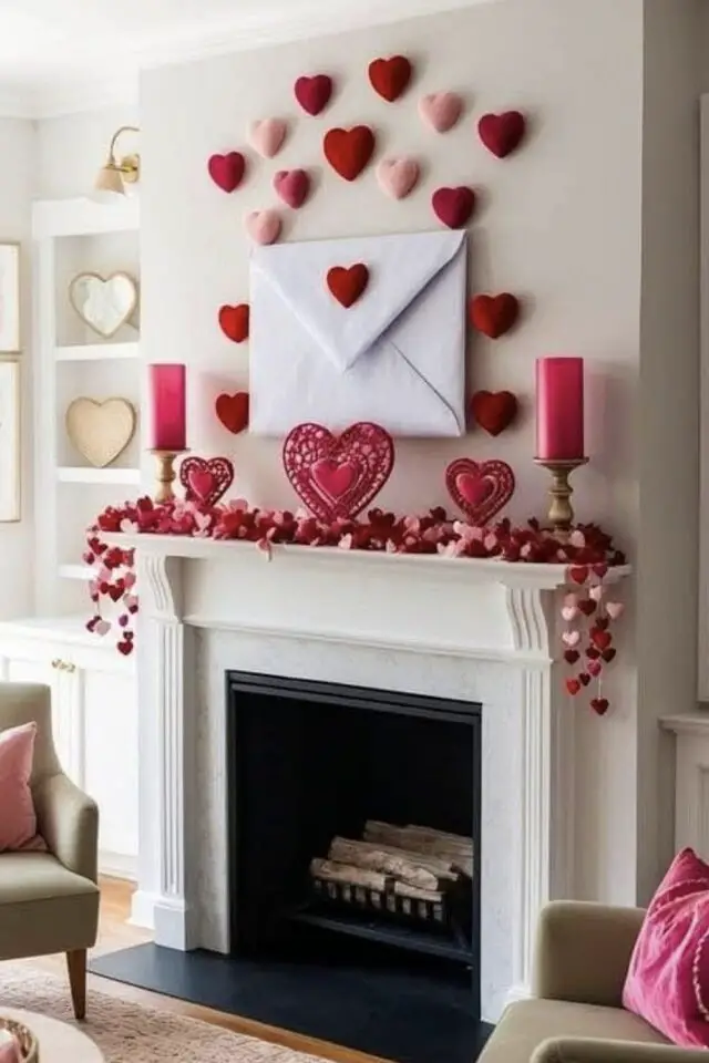 déco chambre romantique Saint Valentin décor mural dessus manteau de cheminée enveloppe XXL blanche coeurs rose et rouge idée à copier bougie colorée 