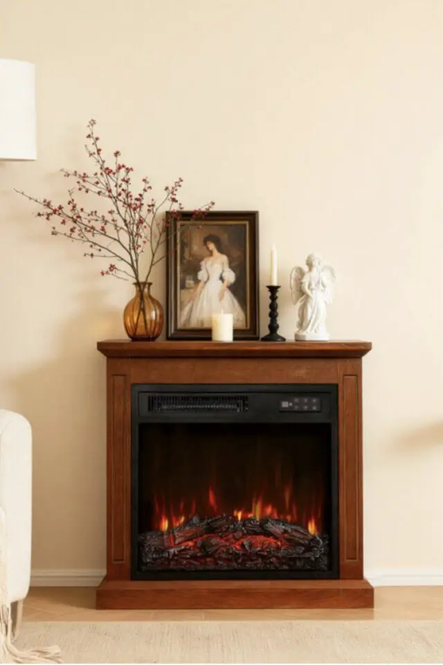cheminée électrique décorative classique et élégante encadrée par un manteau de cheminée effet chic et chaleureux 