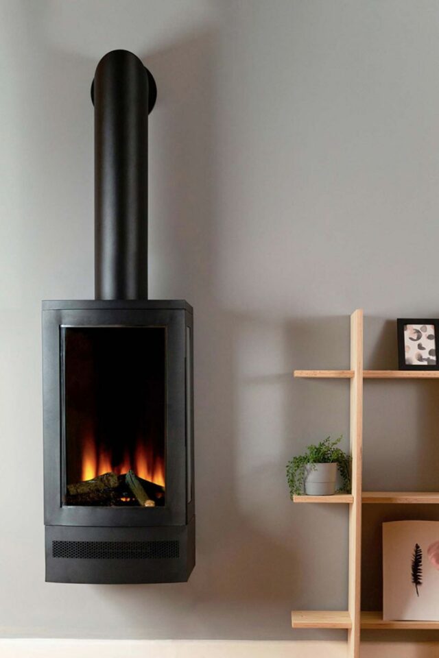 cheminée électrique comme un poêle à bois mural idée décoration moderne et chaleureuse flamme et buche 