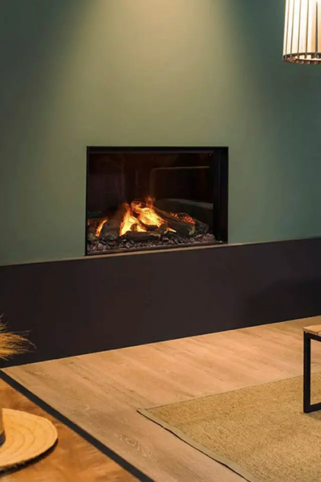 cheminée électrique à intégrer dans cheminée existante simple et épuré mur vert salon moderne et douillet 